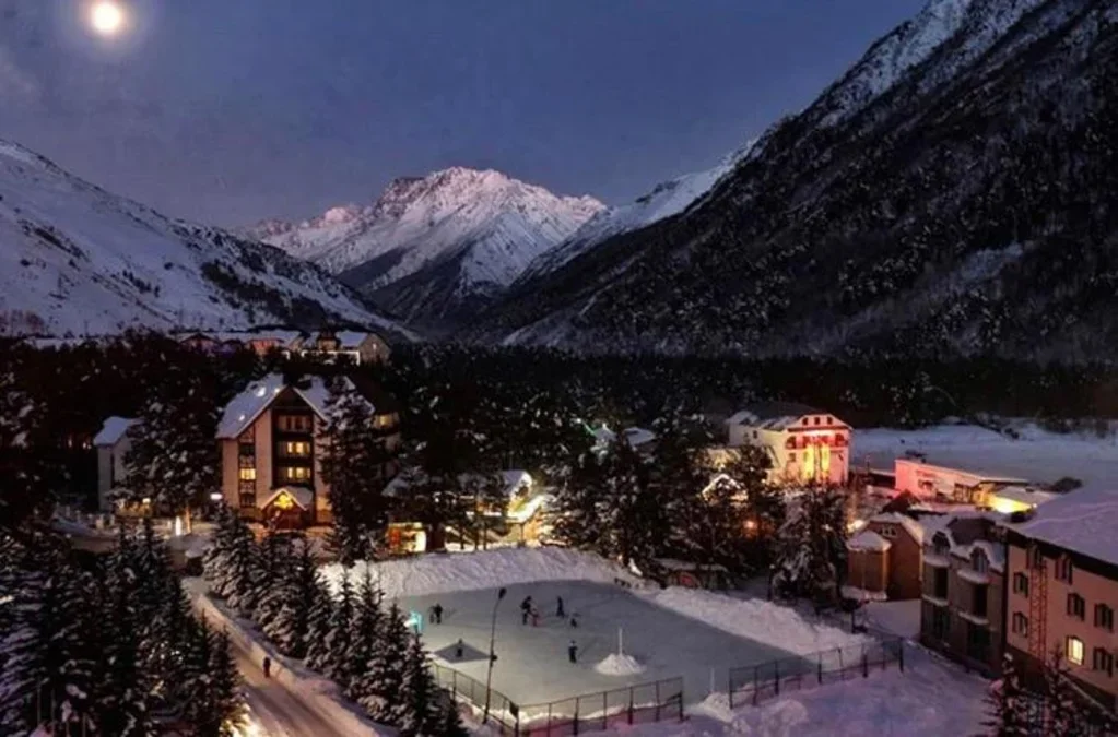 Отдых на горнолыжных курортах Приэльбрусья — подробная информация о трассах и отелях.