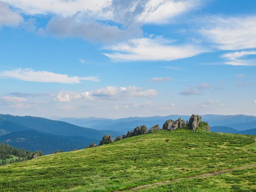 5 лучших туристических маршрутов по Сибири: от байкальских просторов до тайги и каменных гор