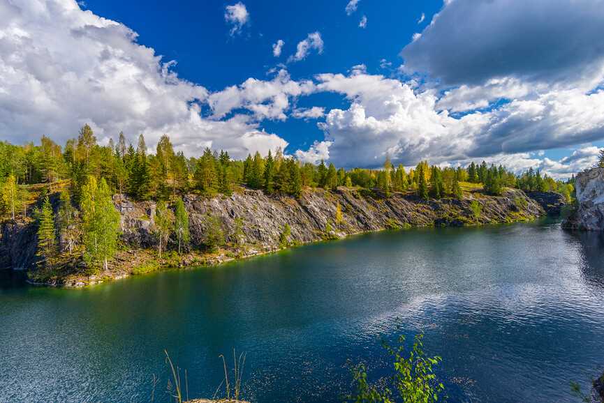 Особенности ландшафта Карельского водопада в парке Рускеала