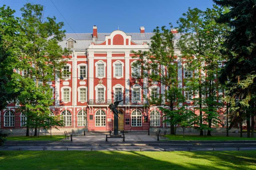 Лучшие колледжи туризма в Санкт-Петербурге