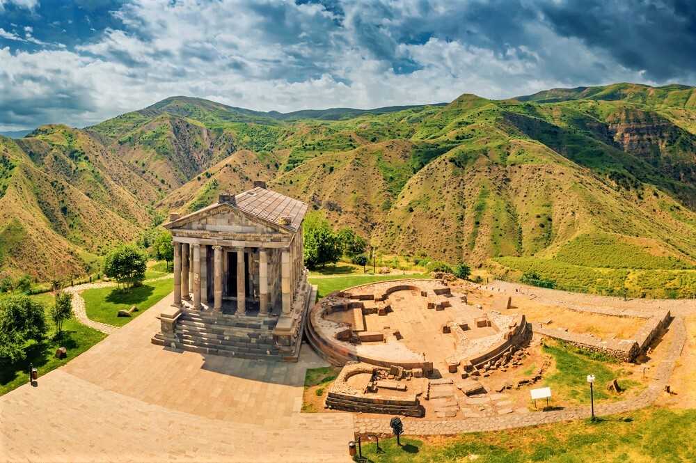 Лучшие туристические маршруты Армении: от древних храмов до красивых горных троп