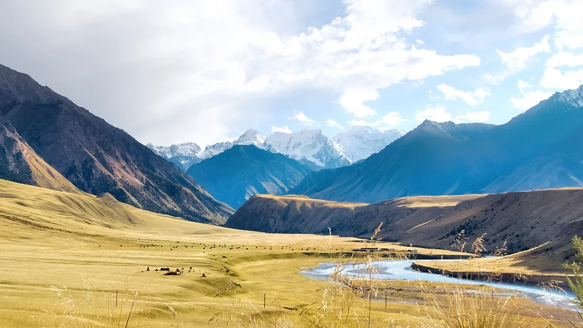 Лучшие туристические маршруты по Киргизии: путешествие в страну горных вершин