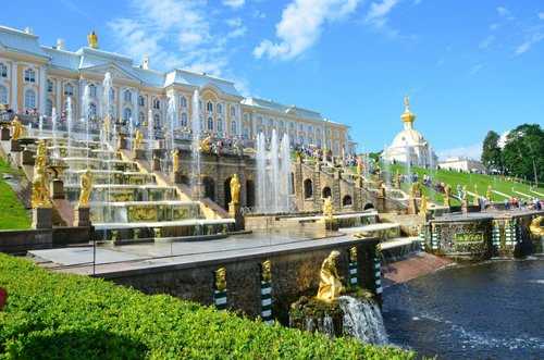 Александровский сад: колонны, египетский собор и защитникам Санкт-Петербурга