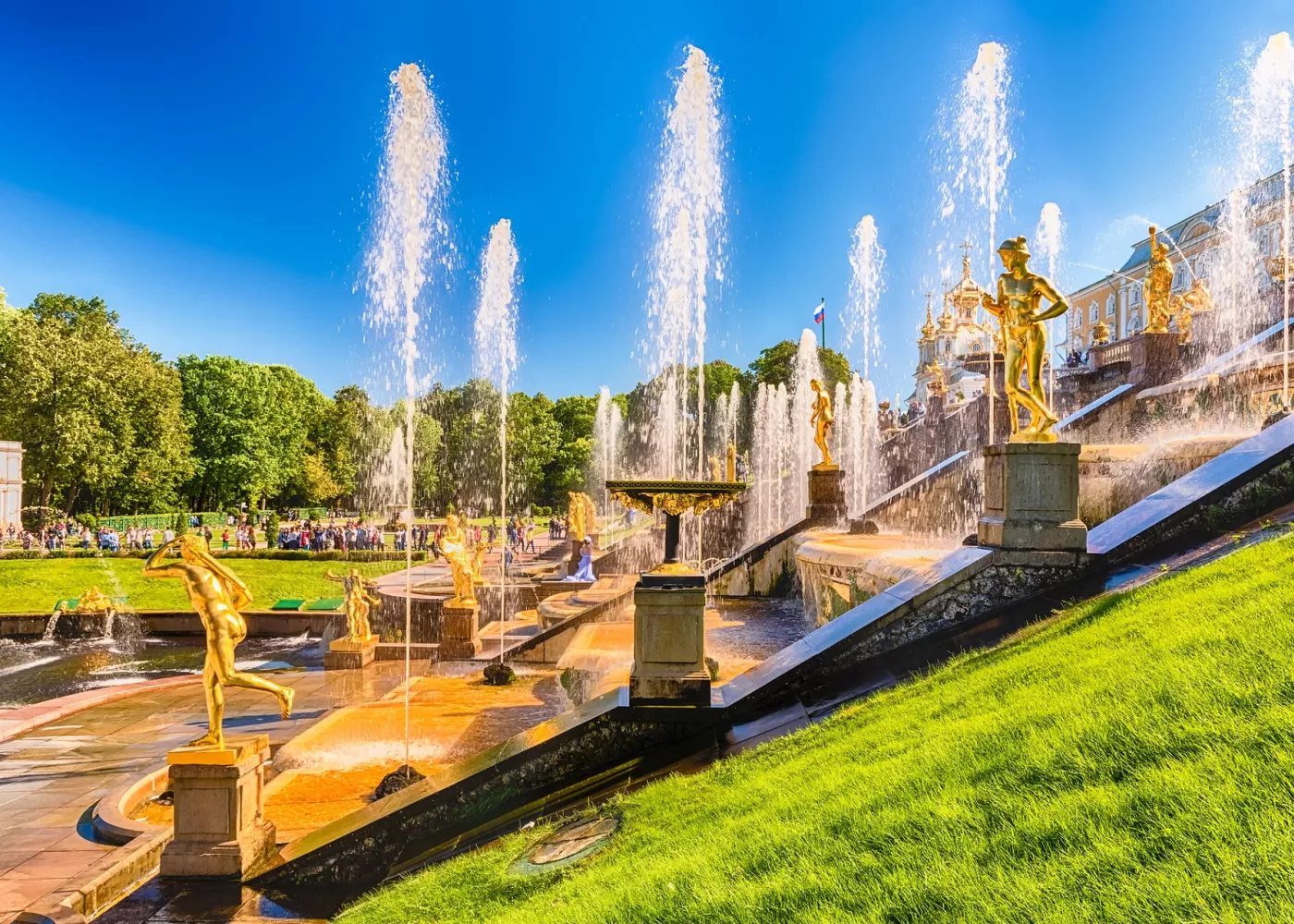История и архитектурные особенности Петергофского дворцово-паркового комплекса